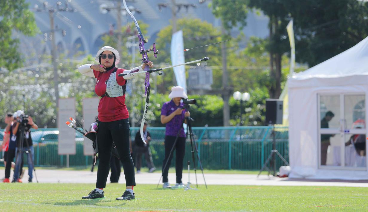 Bertanding di Football Field 1, Sports Authority of Thailand, Bangkok, Thailand, Rabu (17/12/2025), Diananda Choirunisa menunjukkan performa impresif sejak babak awal. Tampak dalam foto, atlet panahan Indonesia, Diananda Choirunisa saat bertanding di nomor individual recurve putri SEA Games 2025 di Football Field 1, Sports Authority of Thailand, Bangkok, Rabu (17/12/2025). (Bola.com/Bagaskara Lazuardi)