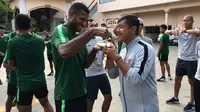 Penyerang Timnas Indonesia U-22, Marinus Wanewar, menyuapi pelatih Indra Sjafri dengan kue ulang tahunnya. (dok. PSSI)