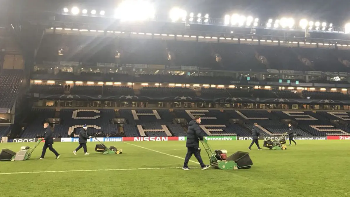 Para pengurus stadion Stamford Bridge memotong rumput setelah pertandingan melawan Barcelona usai. (Sport).