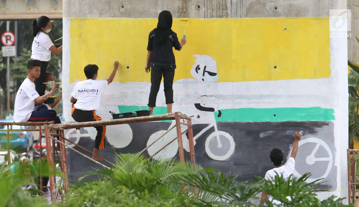 Siswa SMK N 46 Jakarta menggambar mural di bawah kolong jalan layang non tol Kasablangka, Jakarta, Jumat (1/12). Mural tersebut di lakukan untuk mempercantik kawasan tersebut. (Liputan6.com/Angga Yuniar)