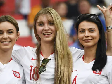 Tiga suporter wanita tersenyum sebelum pertandingan grup H Piala Dunia 2018 antara Polandia melawan Senegal di Stadion Spartak di Moskow, Rusia (19/6). Dalam pertandingan ini Polandia takluk atas Senegal 2-1. (AFP Photo/Franck Fife)