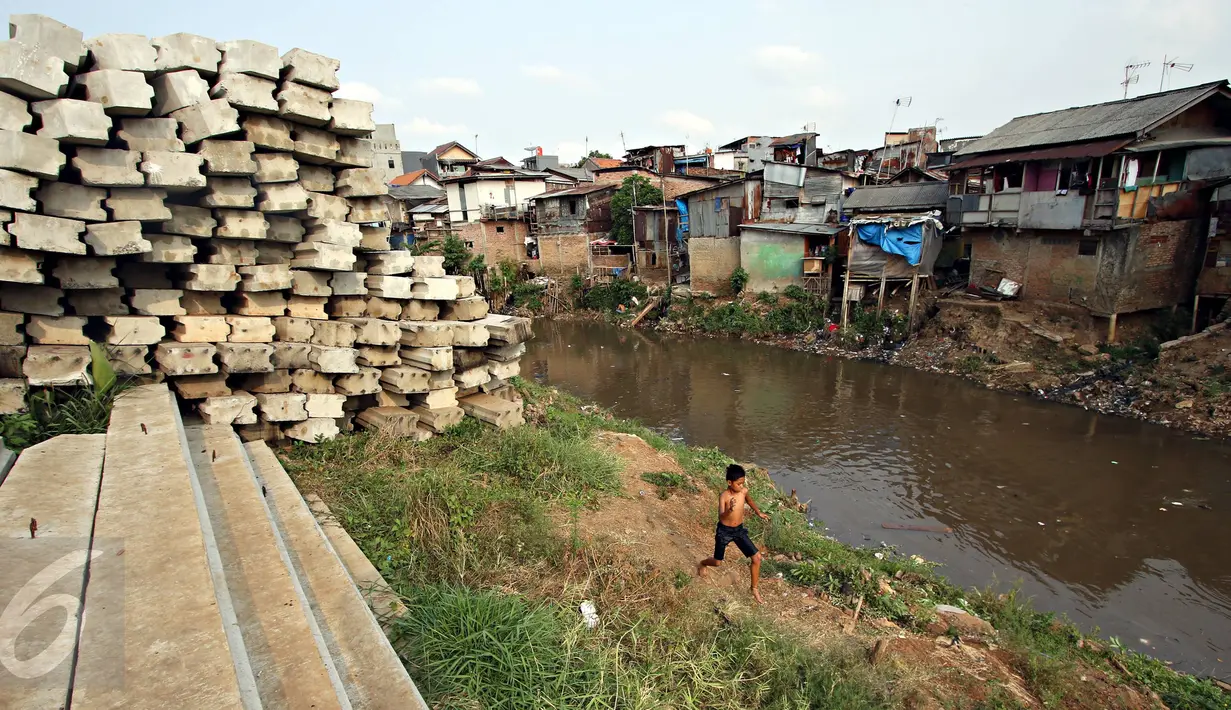 Seorang anak berlari di bantaran Sungai Ciliwung, Jakarta, Selasa (13/10/2015). Berdasarkan data BPS DKI Jakarta, angka kemiskinan di Jakarta tahun 2015 mengalami penurunan 0,16 persen dibandingkan tahun lalu. (Liputan6.com/Immanuel Antonius)