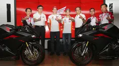 Pembalap MotoGP Marc Marquez (ketiga kiri) dan Dani Pedrosa (tengah) berfoto bersama jajaran direksi AHM dalam acara kampanye keselamatan berkendara di BSD, Tangerang Selatan (10/17).(Liputan6.com/Pool/Bon)