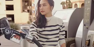 Dalam balutan pakaian kasual yang stylish, ia memilih untuk tampil effortless namun tetap chic, menunjukkan bahwa ia bisa tampil kece meski sedang berada di tempat yang tak terduga. [@prillylatuconsina96]