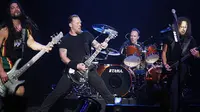 Metallica Undang Ratusan Penggemar ke Atas Panggung