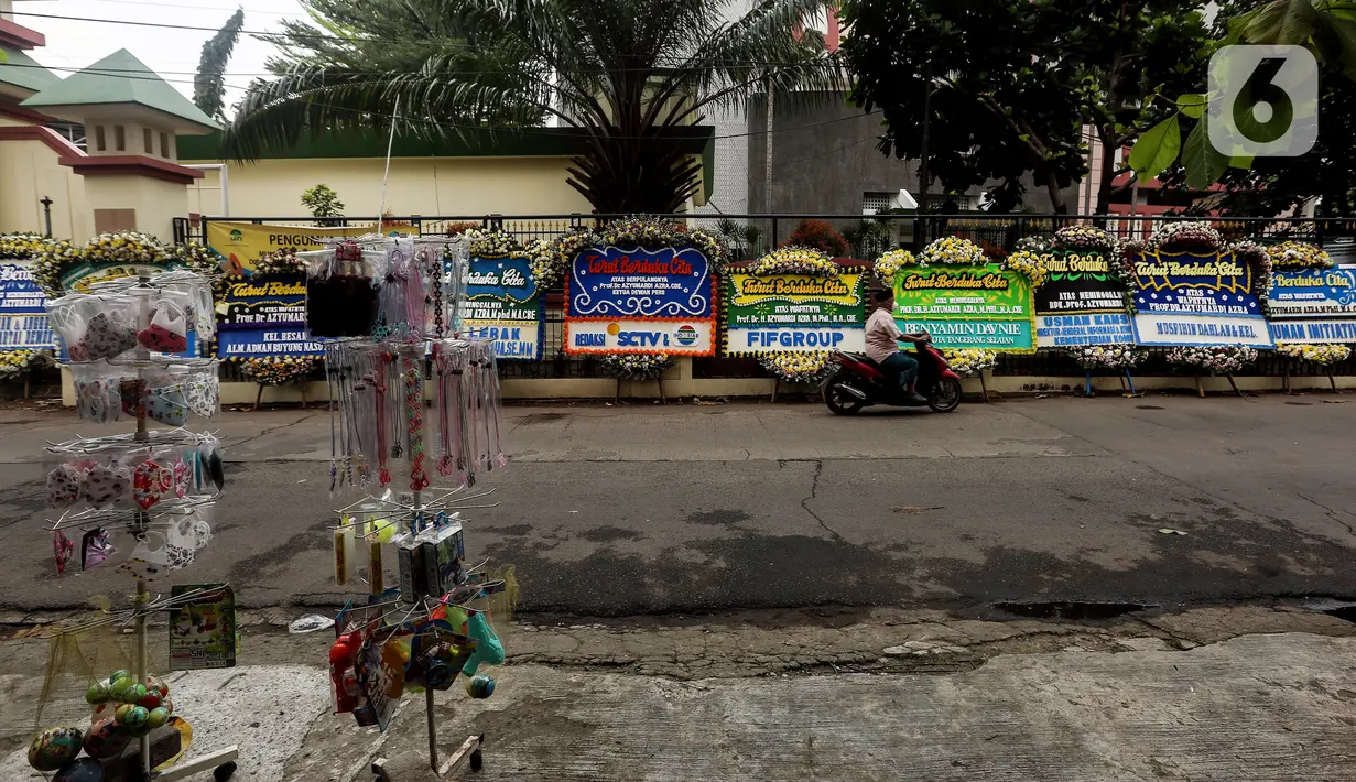 Karangan bunga ucapan belasungkawa atas wafatnya Ketua Dewan Pers Azyumardi Azra terlihat di rumah duka Perumahan Puri Laras 2, Ciputat, Tangerang Selatan, Banten, Senin (19/9/2022). Azyumardi Azra meninggal dunia di Rumah Sakit Kedah, Selangor, Malaysia, 18 September 2022 pukul 12.30 waktu setempat. (Liputan6.com/Johan Tallo)