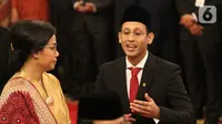 Menteri Pendidikan dan Kebudayaan Nadiem Makarim (kanan) berbincang dengan Menteri Keuangan Sri Mulyani (kiri) saat pelantikan di Istana Negara, Rabu (23/10/2019). Nadiem menjadi menteri termuda di Kabinet Indonesia Maju. (Liputan6.com/Angga Yuniar)