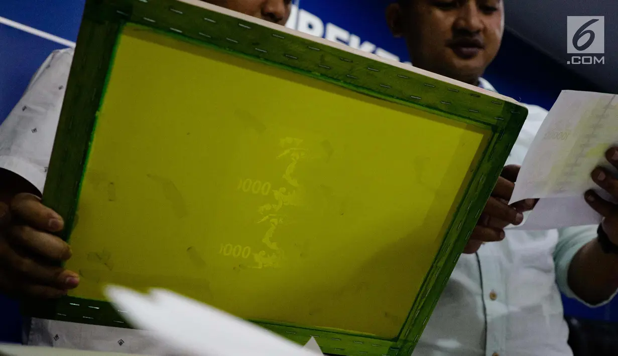 Alat cetak uang palsu diperlihatkan saat rilis uang palsu oleh Dirtipideksus di Jakarta, Kamis (7/11). Polisi mendapati barang bukti uang palsu pecahan Rp 100 ribu sebanyak 500 lembar siap edar. (Liputan6.com/Faizal Fanani)