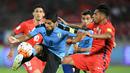 Striker Uruguay asal klub Barcelona, Luis Suarez, dijaga ketat pemain Cile pada laga Kualifikasi Piala Dunia 2018 zona CONMEBOL di Stadion Nasional Julio Martinez Pradanos, Santiago, Rabu (16/11/2016) pagi WIB. (AFP/Martin Bernetti)