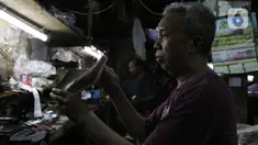 Seorang perajin menyelesaikan pembuatan sepatu di Jakarta, Jumat (17/1/2020). Pengamat menilai perlambatan pertumbuhan kredit usaha mikro, kecil, dan menengah (UMKM) berpotensi tidak akan berlanjut pada tahun ini. (Liputan6.com/Angga Yuniar)