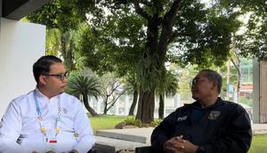 Jurnalis Bola.com, Muhammad Adi Yaksa melakukan wawancara eksklusif dengan manajer Timnas Indonesia U-22, Sumardji di Chiang Mai, Thailand, Selasa (9/12/2025). (Bola.com/M. Adi Yaksa)