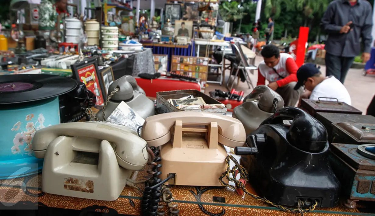 Telepon antik dijual pada pagelaran 'Jakarta Vintage Weekend Market' di Tugu Proklamasi, Jakarta, Minggu (20/12/2015). Kegiatan ini dalam rangka mengumpulkan sumbangan untuk para veteran yang hidup miskin. (Liputan6.com/Faizal Fanani)