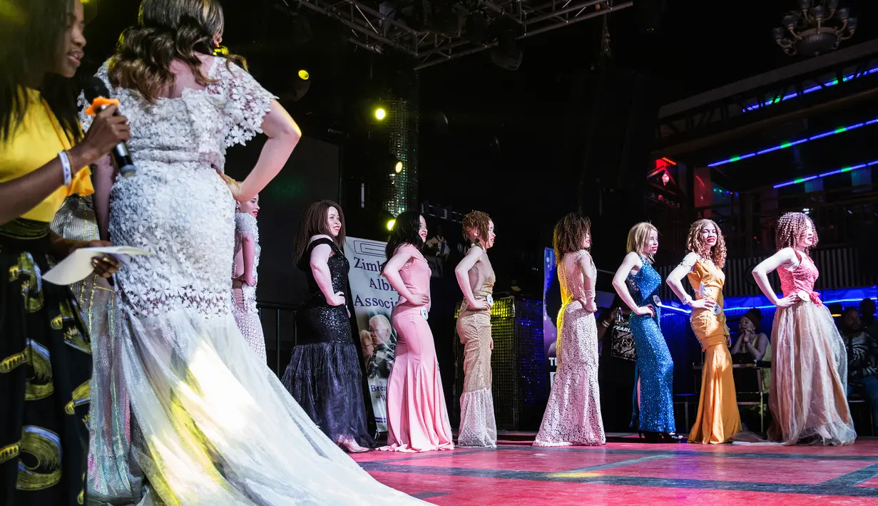 Sejumlah konstetan tampil di atas panggung saat mengikuti kontes kecantikan Miss Albino di Harare,  Zimbabwe (17/3). Kontes kecantikan untuk penderita albino ini merupakan yang pertama di Zimbabwe. (AFP Photo/Jekesai Njikizana)