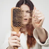 Ilustrasi Rambut Rontok / Shutterstock by ShotPrime Studio