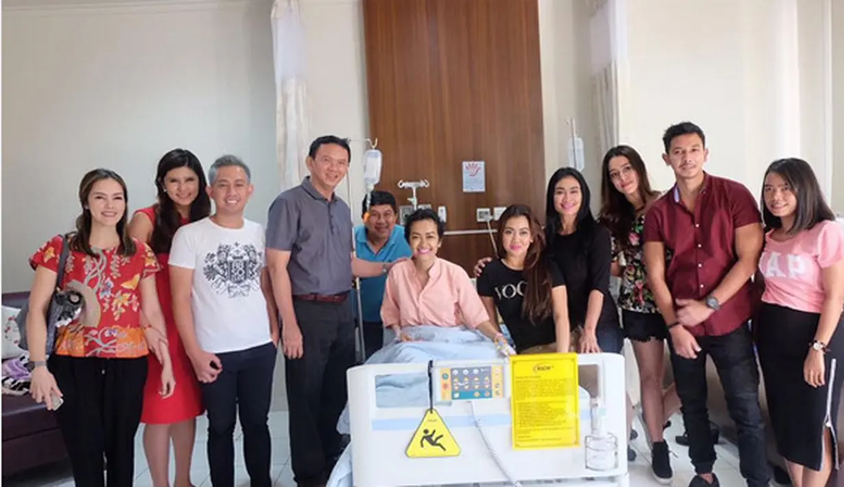 Keceriaan terpancar dari Jupe saat dijenguk oleh calon Gubernur DKI tersebut. Selain ucapan terima kasih juga jupe mengucapkan selama selamat Natal pada Ahok. (Instagram/juliaperrezz)