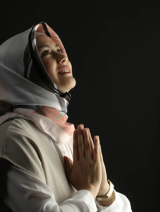 Keinginan mengenakan hijab semakin kuat setelah ibu satu anak itu menjalankan ibadah umrah bersama dengan suaminya. Apalagi mengingat usianya sudah tidak muda lagi. (Bambang E. Ros/Bintang.com)