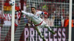 Kiper Olympiacos, Roberto menghalau bola pada lanjutan Liga Champions Gurp F di Stadon Allianz Arena, Munich, Jerman, Rabu ( 25/11/2015) dini hari WIB. (REUTERS/Michael Dalder)  