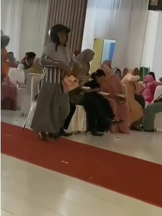 emak-emak kondangan pakai helm