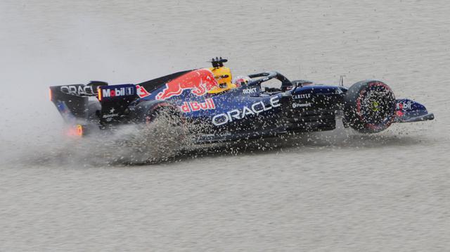 Pembalap Red Bull asal Belanda, Max Verstappen, tergelincir keluar lintasan saat sesi kualifikasi Grand Prix Formula Satu Australia di Albert Park, Melbourne, Australia, Sabtu, 7 Maret 2026. (AP Photo/Asanka Brendon Ratnayake)