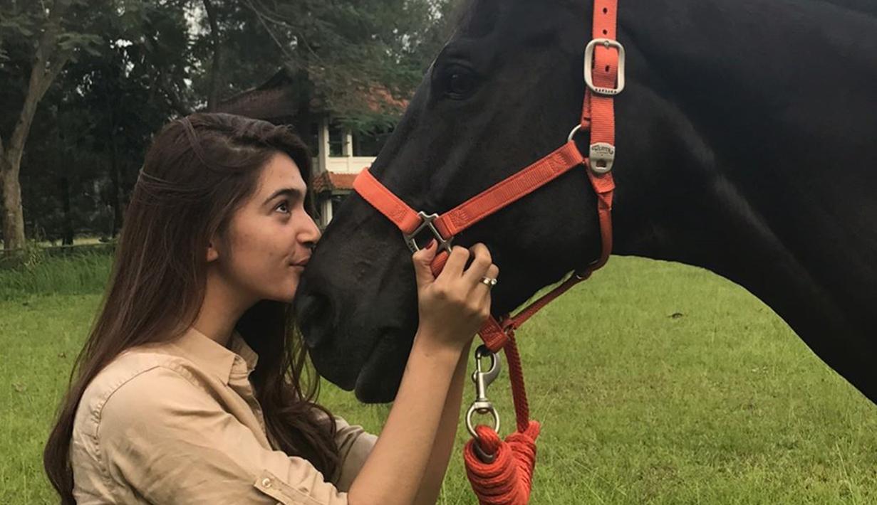 Ini potret bersama kuda yang ia bagikan di akun Instagram pribadinya. Dilihat dari samping, hidung mancung dan wajah no makeup Nabila justru membuatnya semakin memesona.  (Liputan6.com/IG/@nsyakieb85)