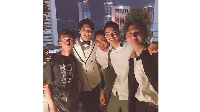 Sudah Bebas, Ini 7 Potret Terbaru Jefri Nichol Hadiri Gala Premier Habibie & Ainun 3
