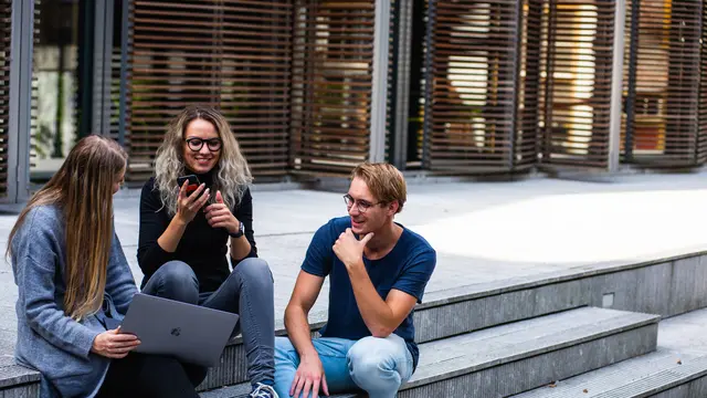 ilustrasi manfaat drama korea/pexels