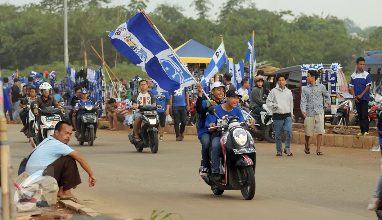 Suporter Persib mengibarkan bendera saat menuju Stadion Pakansari, Kab Bogor, Minggu (21/8). Persib akan melakoni laga lanjutan Torabika Soccer Championship presented by IM3 Ooredoo melawan PS TNI. (Liputan6.com/Helmi Fithriansyah)