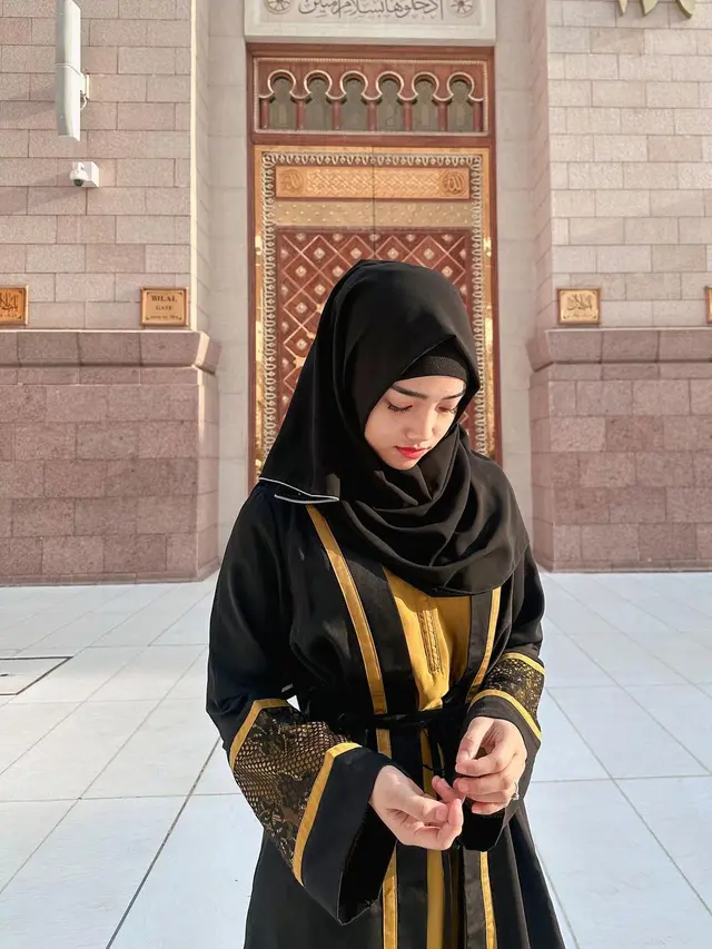 Potret Fuji Tampil Berhijab Saat Umroh
