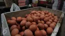 Telur ayam mengalami kenaikan yang sangat tinggi dibanding bulan-bulan sebelumnya, Pasar Senen, Jakarta, Senin (28/12/2015) Jelang akhir tahun harga Sembako di pasar tradisional rata-rata mengalami kenaikan hingga 20%. (Liputan6.com/Angga Yuniar)