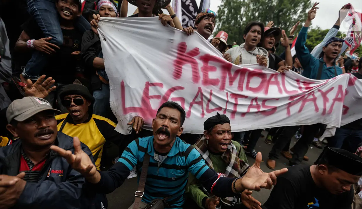 Nelayan berdoa saat unjuk rasa menolak larangan penggunaan cantrang di depan Istana Negara, Jakarta Pusat, Rabu (17/1). Kementerian Kelautan dan Perikanan (KKP) telah resmi melarang penggunaan cantrang per 1 Januari 2018. (Liputan6.com/Faizal Fanani)