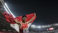 Pelari Indonesia, Sapto Yogo Purnomo, melakukan selebrasi usai meraih medali emas cabang atletik nomor lari 200 meter T 37 Asian Para Games di SUGBK, Jakarta, Senin (8/10/2018). (Bola.com/Vitalis Yogi Trisna)