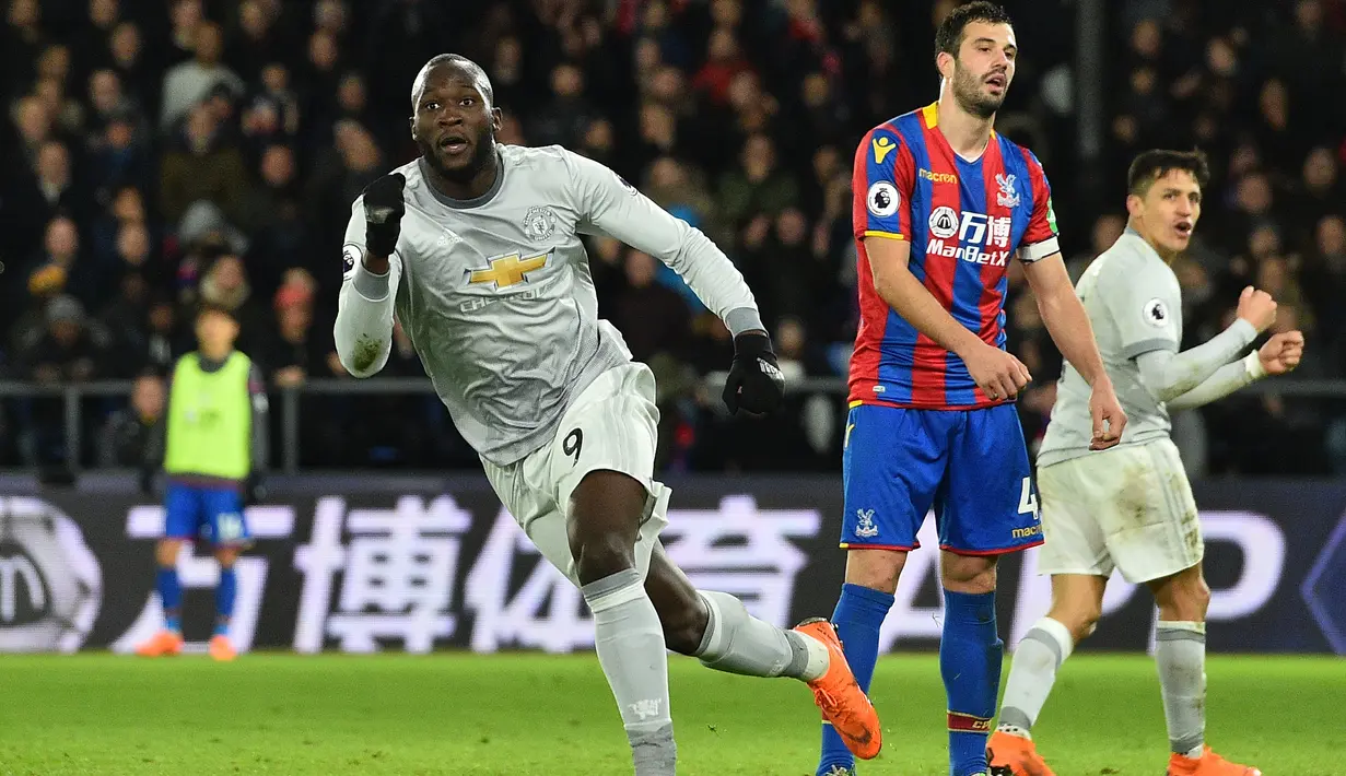 Striker Manchester United Romelu Lukaku merayakan gol kedua untuk timnya saat melawan Crystal Palace dalam pertandingan Liga Inggris di Selhurst Park, London (5/3). Dengan kemenangan ini, MU kembali posisi kedua klasemen Liga Inggris.(AFP Photo/Glyn Kirk)