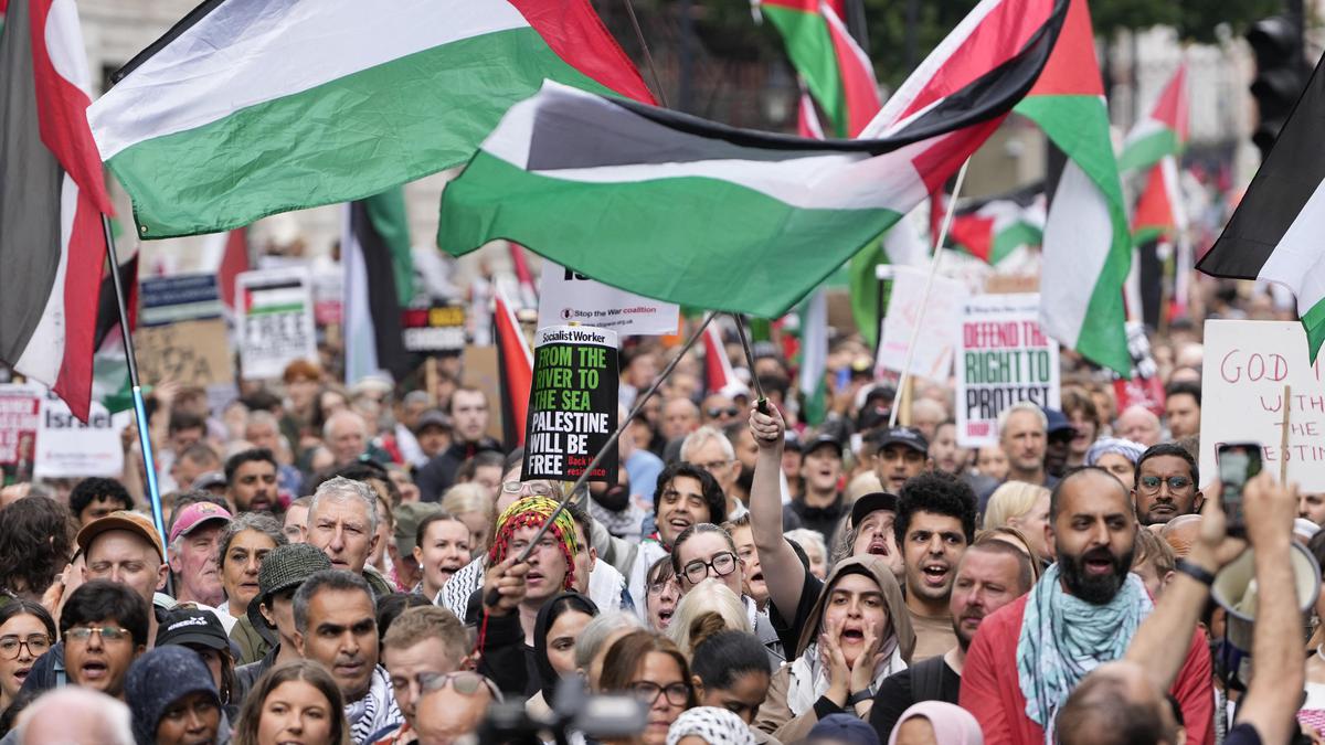 Ratusan Orang Turun ke Jalan Ikuti Pawai Nasional untuk Palestina