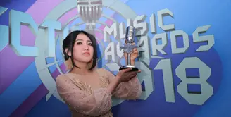 Malam penghargaan SCTV Music Awards 2018 kembali digelar. Jumat (27/4) malam, ajang tahunan yang ke 15 kali itu berlangsung meriah. Via Vallen menjadi salah satu yang meraih penghargaan. (Adrian Putra/Bintang.com)