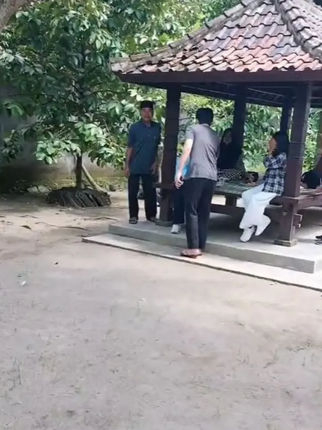 6 Potret Penampilan Sederhana Angga Yunanda saat Pulang ke Lombok, Banjir Pujian