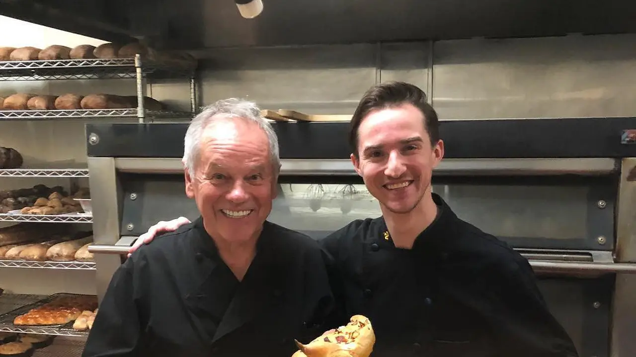 Chef Wolfgang Puck, sebelah kiri