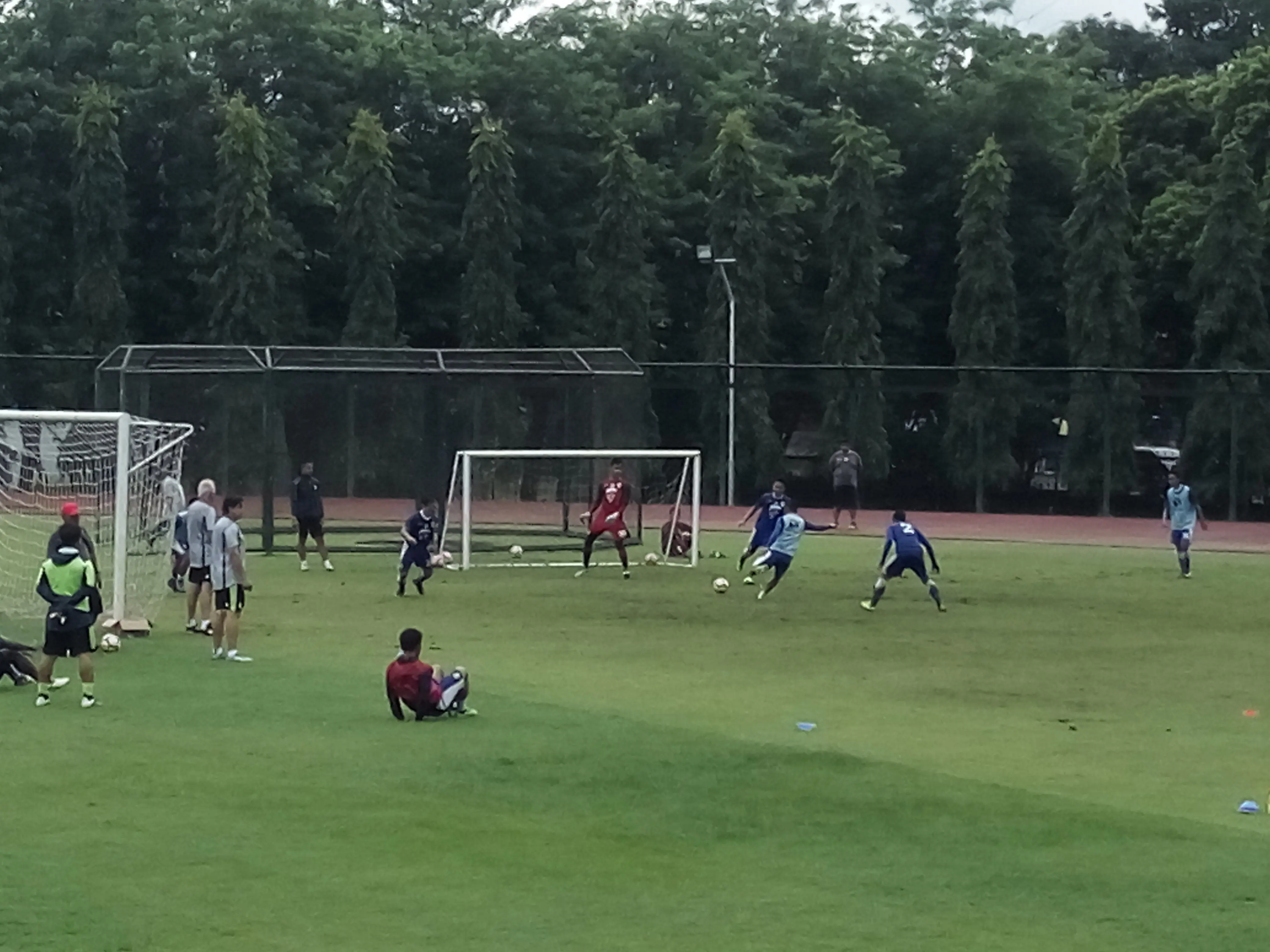 Pemain Persib latihan di Yogyakarta. (Liputan6.com/Switzy Sabandar)