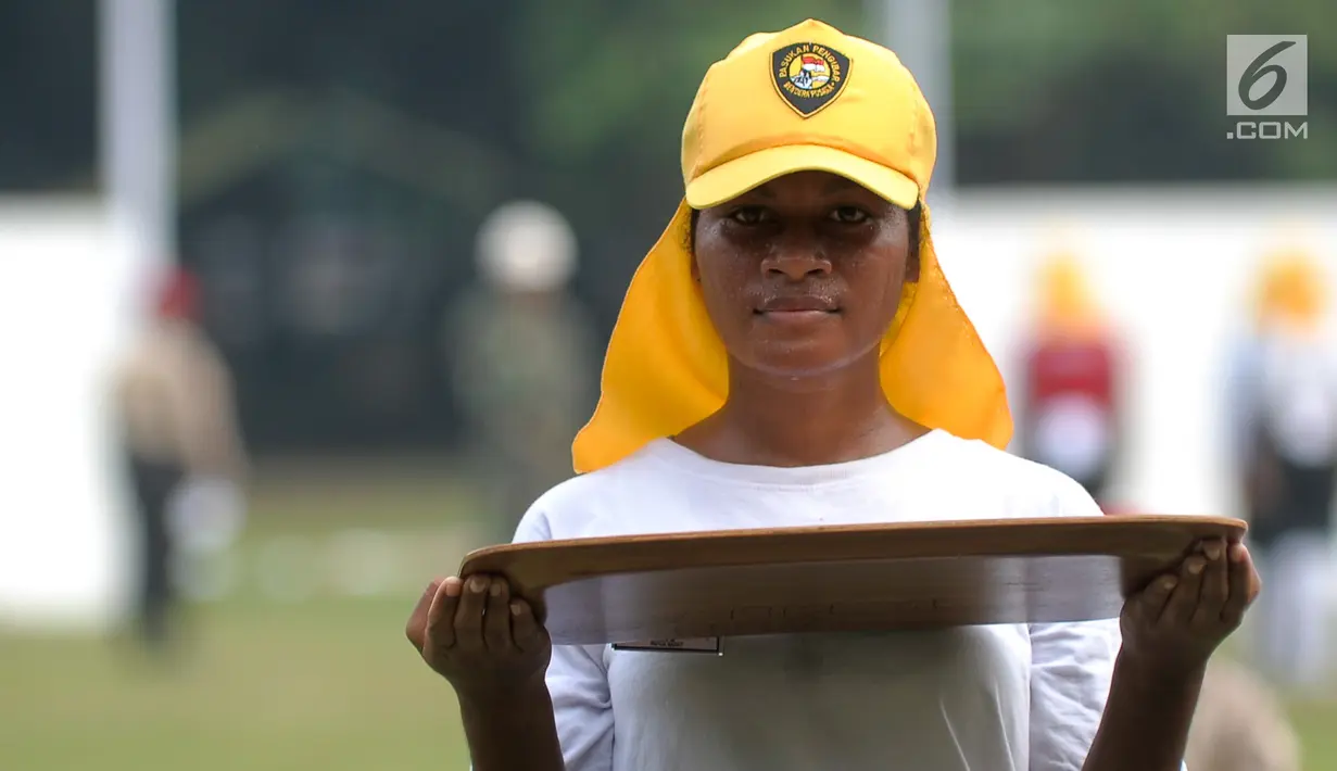 Kloria Marau calon Paskibraka perwakilan dari provinsi Papua Barat membawa baki saat berlatih di PPPON, Cibubur, Jakarta, Senin (31/7). Memasuki hari ke-7, calon Paskibraka matangkan latihan menaikan bedera. (Liputan6.com/Yoppy Renato)