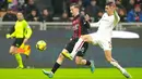 Pemain AC Milan Alexis Saelemaekers (tengah) berebut bola dengan pemain AS Roma Roger Ibanez pada pertandingan sepak bola Serie A Liga Italia di Stadion San Siro, Milan, Italia, 8 Januari 2023. Pertandingan berakhir imbang 2-2. (AP Photo/Antonio Calanni)
