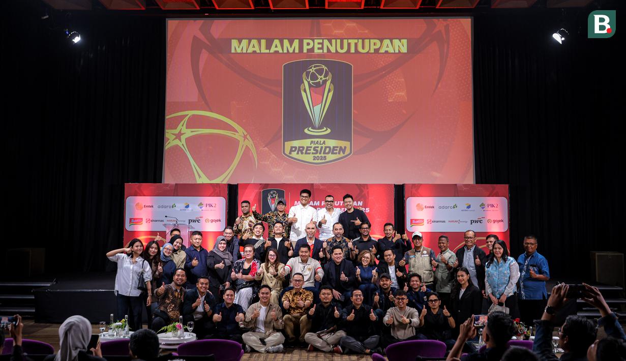 Ketua Umum PSSI, Erick Thohir, Ketua Steering Committee (SC) Piala Presiden 2025, Maruarar Sirait, Programming Director SCM, Harsiwi Achmad serta seluruh panitia Piala Presiden 2025 berfoto bersama dalam acara Malam Penutupan Piala Presiden 2025 di Studio 8 SCTV Tower, Senayan City, Minggu (12/04/2026) malam WIB. (Bola.com/Bagaskara Lazuardi)