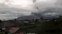Ketinggian abu vulkanik tertinggi akibat erupsi Gunung Sinabung pada awal tahun mencapai 2,8 kilometer. (dok. PVMBG/Reza Efendi)