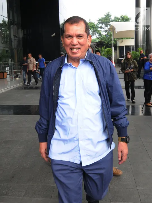 Mantan anggota DPR periode tahun 2009-2014, Chairuman Harahap tersenyum usai menjalani pemeriksaan di gedung KPK, Jakarta, Selasa (10/7). Politisi dari Partai Golkar ini diperiksa sebagai saksi untuk tersangka Markus Nari. (Merdeka.com/Dwi Narwoko)