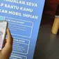 Model menunjukkan aplikasi SEVA sebagai platform pencarian mobil baru di Jakarta (22/02/2023). (Liputan6.com/HO)