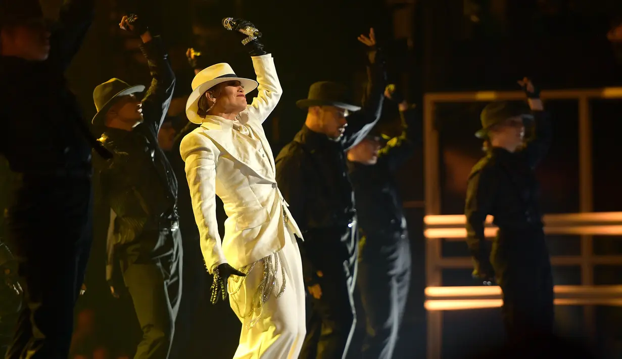 Aksi panggung Jennifer Lopez dalam acara Billboard Music Awards 2018 di MGM Grand Garden Arena, Las Vegas, AS (20/5). JLo tampil dengan busana seperti Michael Jackson saat menyanyikan lagu Smooth Criminal (1988). (AFP Photo/Matt Winkelmeyer)