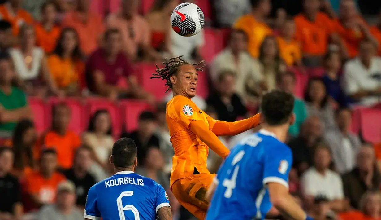 Belanda semakin bersemangat. Hasilnya gol kedua bisa mereka cetak pada saat laga berjalan setengah jam. (AP Photo/Peter Dejong)