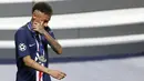 Striker Paris Saint-Germain, Neymar, tak mampu manahan air mata usai gagal menjuarai Liga Champions setelah ditaklukkan Bayern Munchen. (AFP/Matthew Childs, Pool)