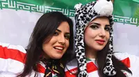 Ketika Fans Wanita Iran Langgar Aturan Adat Umbar Aurat di Stadion