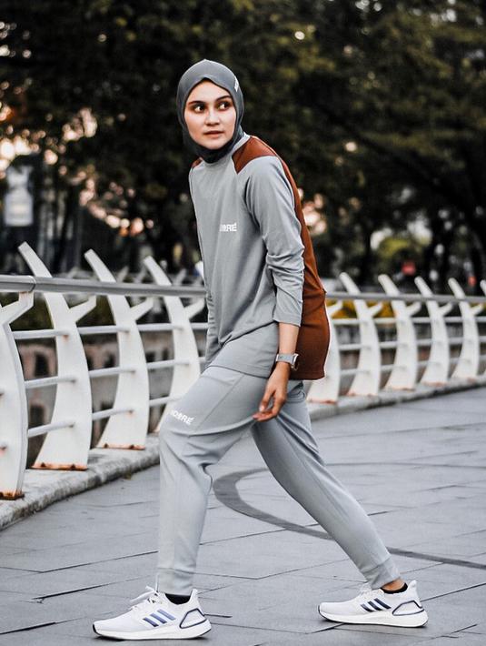Di Instagramnya, Zee Zee kerap berpenampilan sporty dengan berbagai gaya. Salah satunya ketika ia memakai baju olahraga serba abu-abu dilengkapi sepatu kets putih. (Liputan6.com/IG/@zeezeeshahab)