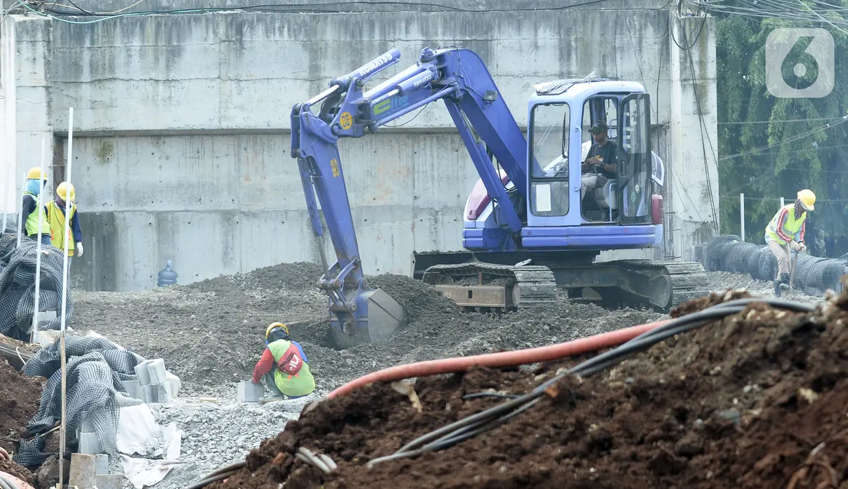 Pekerja menggunakan alat berat saat menyelesaikan proyek pembangunan jembatan di atas Jalan Tol Serpong-Cinere di Serua, Tangerang Selatan, Banten, Kamis (12/11/2020). Jembatan tersebut dibangun untuk menghubungkan jalan utama Serua dan Ciater. (merdeka.com/Dwi Narwoko)