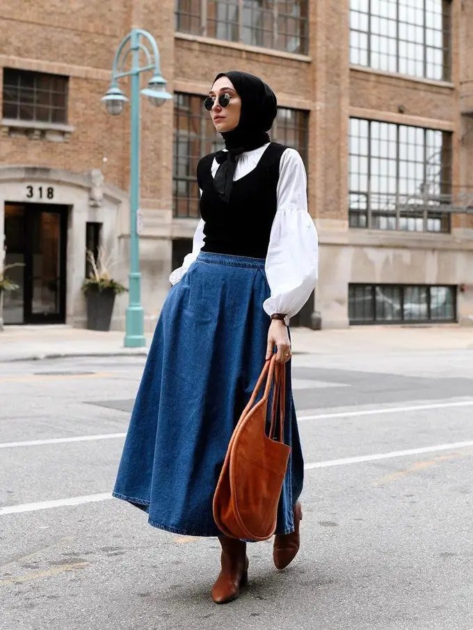 7 Referensi Padu Padan Rok Jeans untuk Hijabers, Simple dan Stylish Buat OOTD!